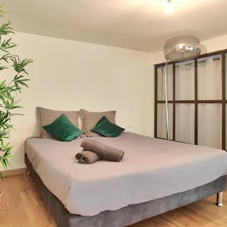 2 Bedrooms Le Marais Nazareth Appartamento *